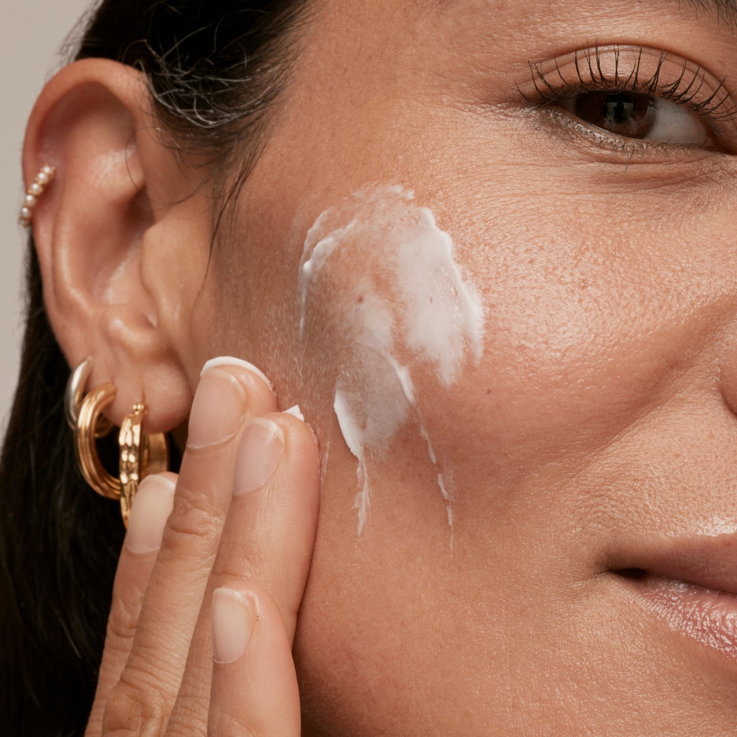 simple-skincare-cleanser-and-ceramide-moisturizer-duo-l1 INKEY_DTC_Bio-ActiveCeramide_Ppage_Model_02_dd0fc443-e441-4e82-ac65-ebe93c1b6365_1.jpg
